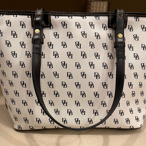 Dooney and Bourke Classic Tote Bag - Picture 5 of 6